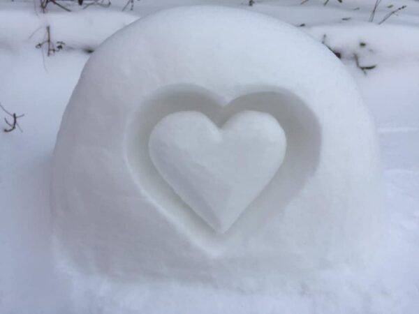 Sneeuwsculptuur 'Hart: alles is liefde'