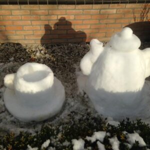 Sneeuwsculptuur 'Kopje thee'