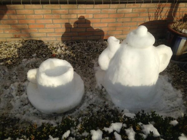 Sneeuwsculptuur 'Kopje thee'