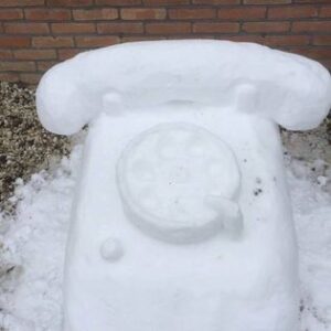 Sneeuwsculptuur 'Ouderwetse telefoon'