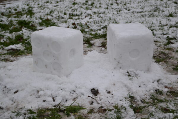 Sneeuwsculptuur 'Dobbelstenen' - Afbeelding 2