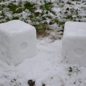 Sneeuwsculptuur 'Dobbelstenen'
