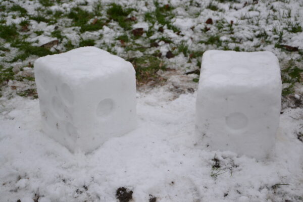 Sneeuwsculptuur 'Dobbelstenen'