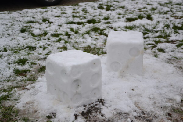 Sneeuwsculptuur 'Dobbelstenen' - Afbeelding 3