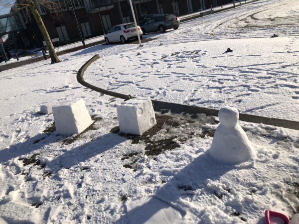 Sneeuwsculptuur 'Durf te blijven spelen'