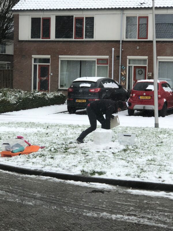 Sneeuwsculptuur 'Dobbelstenen' - Afbeelding 4