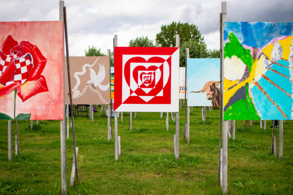 Spread love and watch it grow - op houten paneel 1.22 x 1.22m - Afbeelding 4