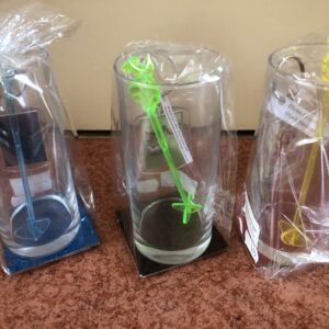 Longdrinkglas met sleutelhanger en roerstaafje