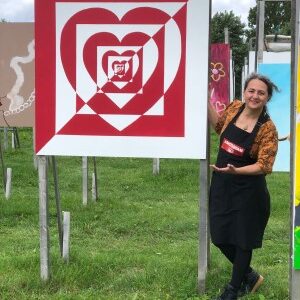 Spread love and watch it grow - op houten paneel 1.22 x 1.22m