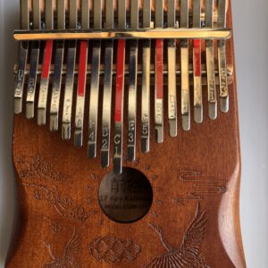 Kalimba K17 met open klankkast en mooie gravures (vogels, bloemen)