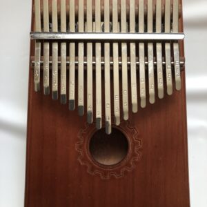 Kalimba K17 met open klankkast, mahony hout. Met zwarte draagtas.