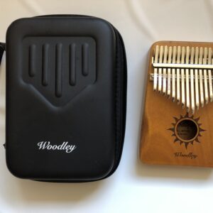 Kalimba K17 met open klankkast, Woodley, zonnig geel. Met zwart koffertje