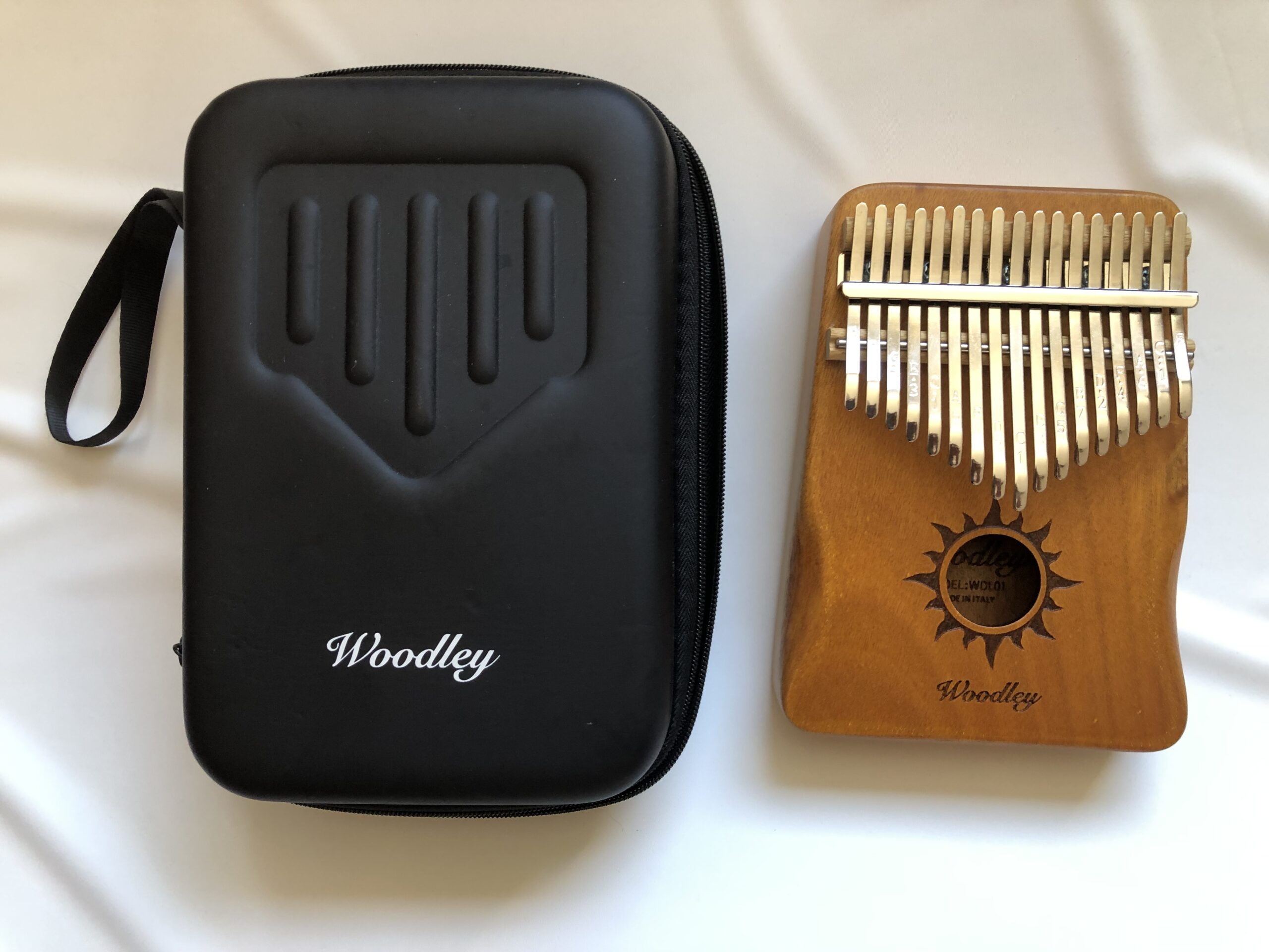 Kalimba K17 met open klankkast, Woodley, zonnig geel. Met zwart koffertje
