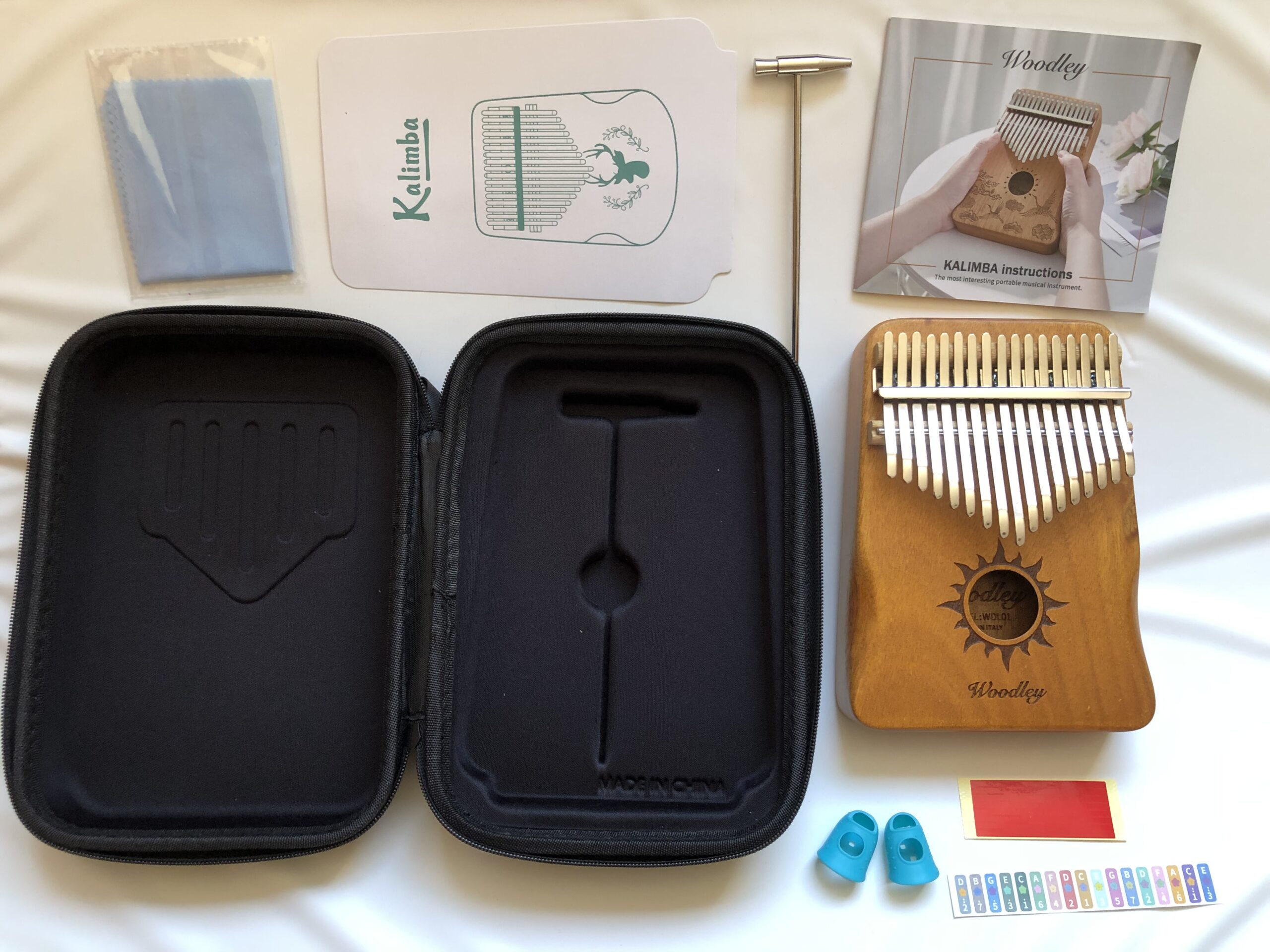 Kalimba K17 met open klankkast, Woodley, zonnig geel. Met zwart koffertje - Afbeelding 3