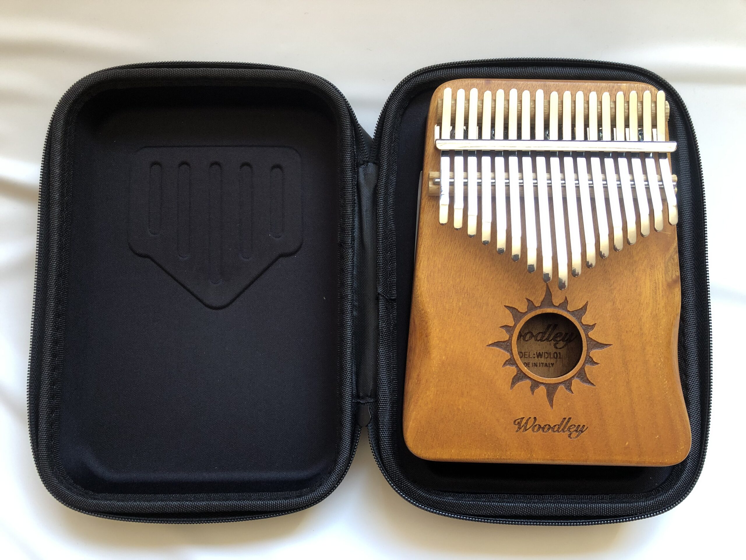 Kalimba K17 met open klankkast, Woodley, zonnig geel. Met zwart koffertje - Afbeelding 2