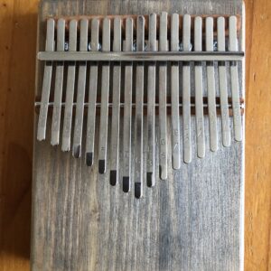 Kalimba K17 flatboard hout 16 x 12 x 1,5 cm met vilten tasje en stemhamer