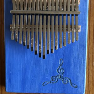 Kalimba K17 met gesloten klankkast en gravure G-sleutels