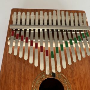 Kalimba K17 met rode en groene stickers voor linker en rechter duim
