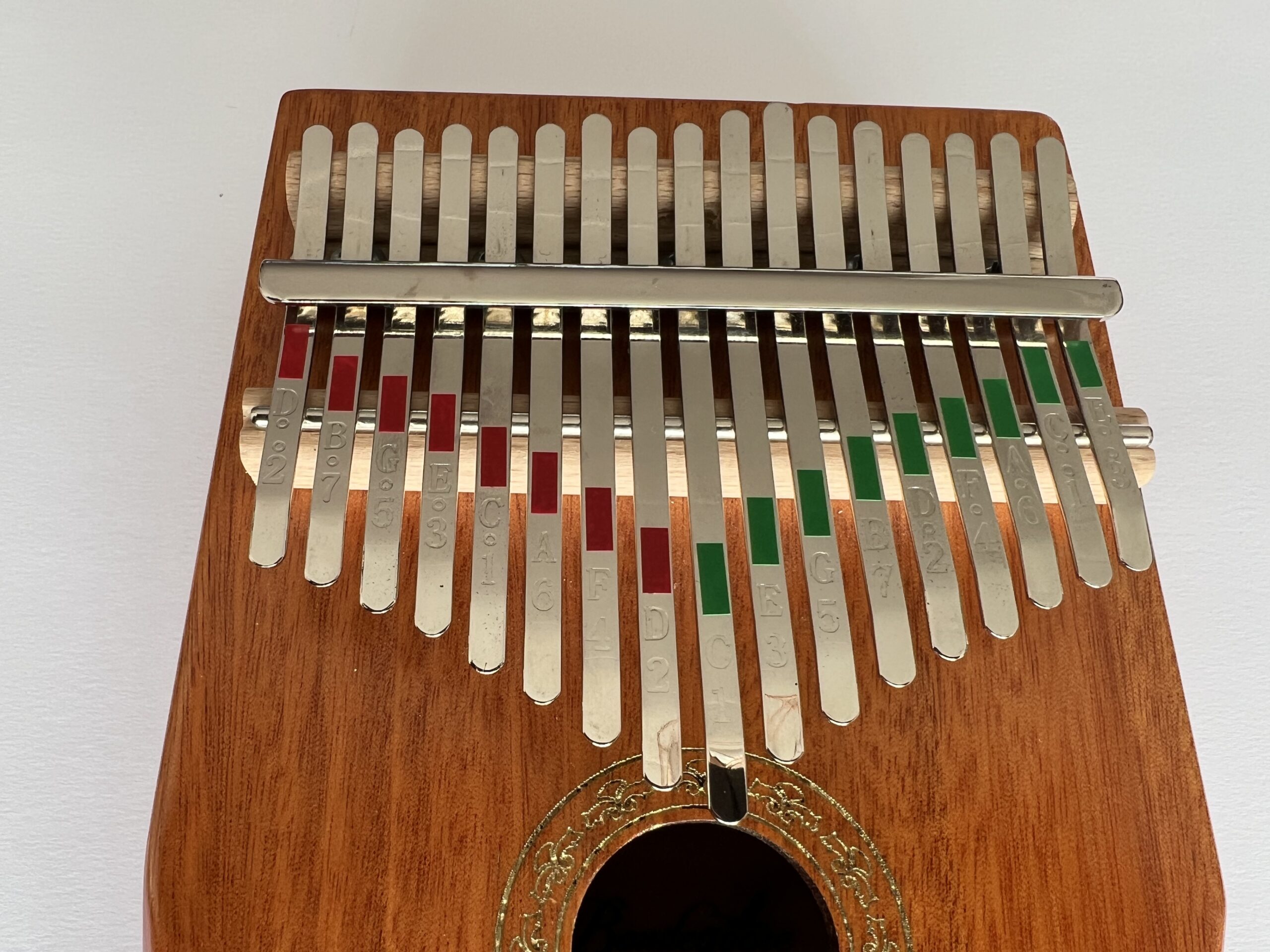 Kalimba K17 met rode en groene stickers voor linker en rechter duim