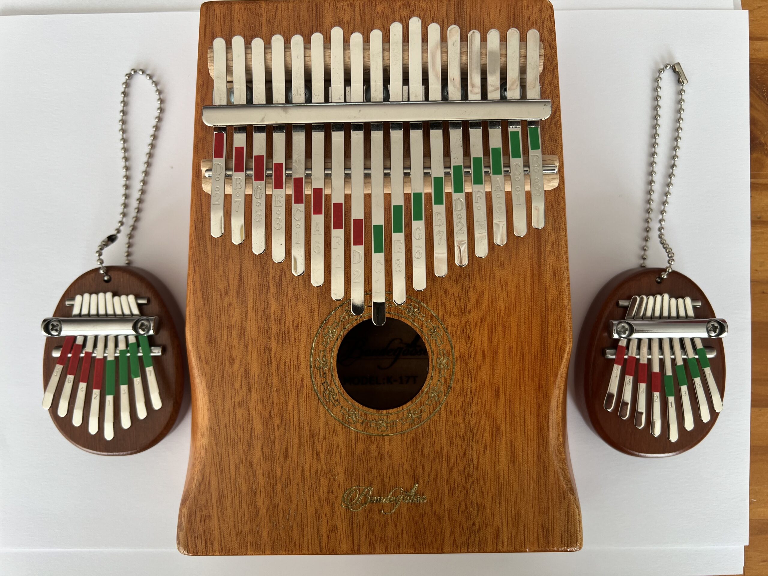 Rode en groene stickers op de mini-kalimba en kalimba