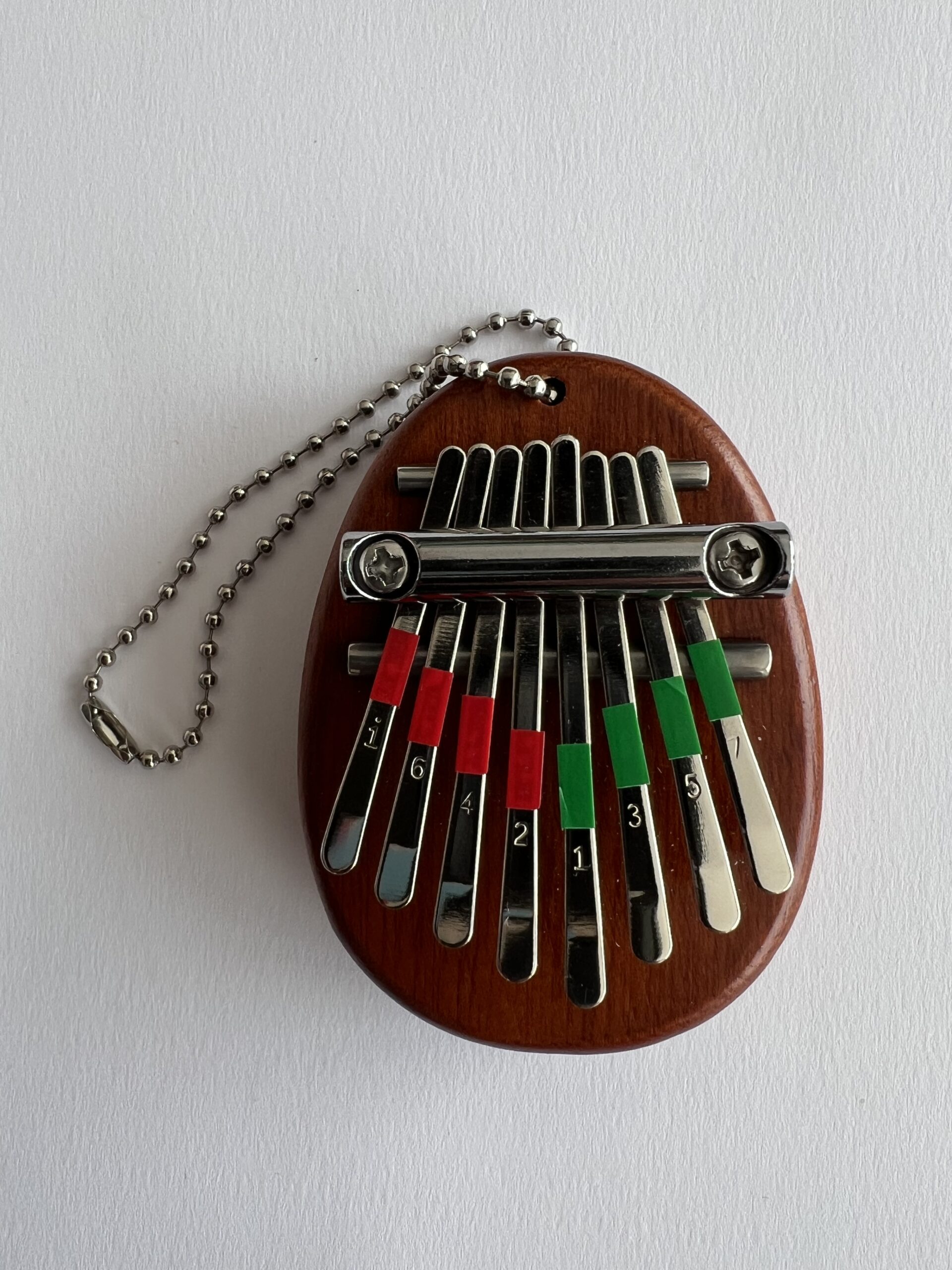 Mini-kalimba met rode en groene stickers