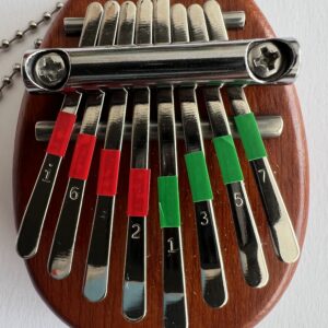 Rode en groene stickers op de toetsen van de mini-kalimba, voor aanduiding linker en rechter duim